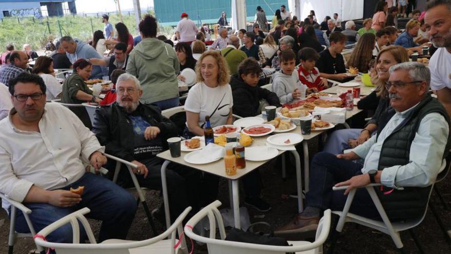 De comida, en perchera. Luis Manuel Flórez, «Floro», a la derecha, acudió con varios compañeros a la comida de las fiestas de Perchera. | Marcos León