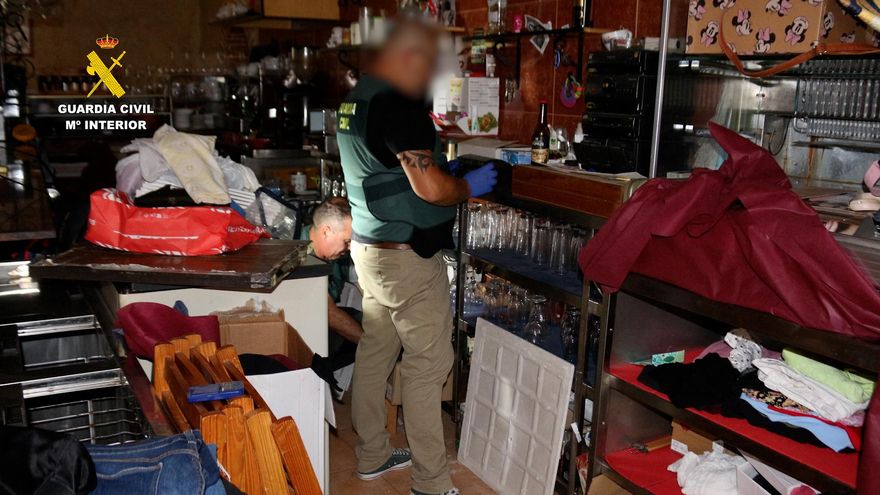 Investigan si un vuelco está tras el asalto a una casa de Las Torres: roban armas de fuego y gran cantidad de dinero en metálico