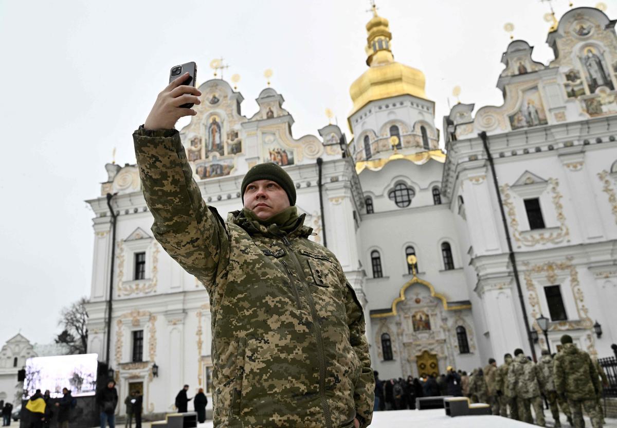 Un militar ucraniano se toma una selfie antes del servicio de Navidad en la Catedral de la Asunción de Kyiv Pechersk Lavra