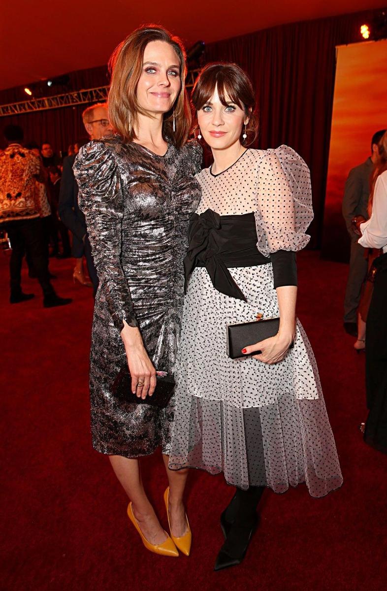 Las actrices y hermanas Emily y Zooey Deschanel en el estreno de 'El Rey León'