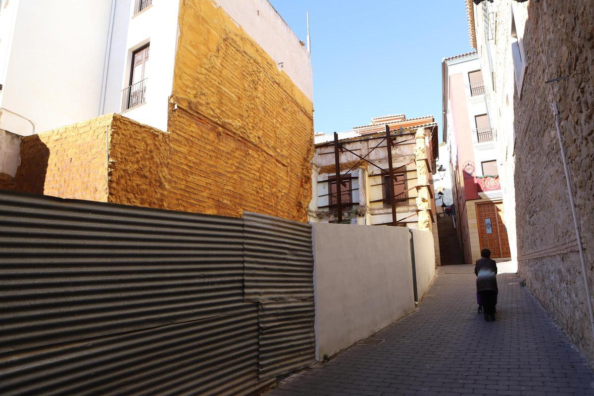 Vista del solar en cuestión desde la calle Rojo.