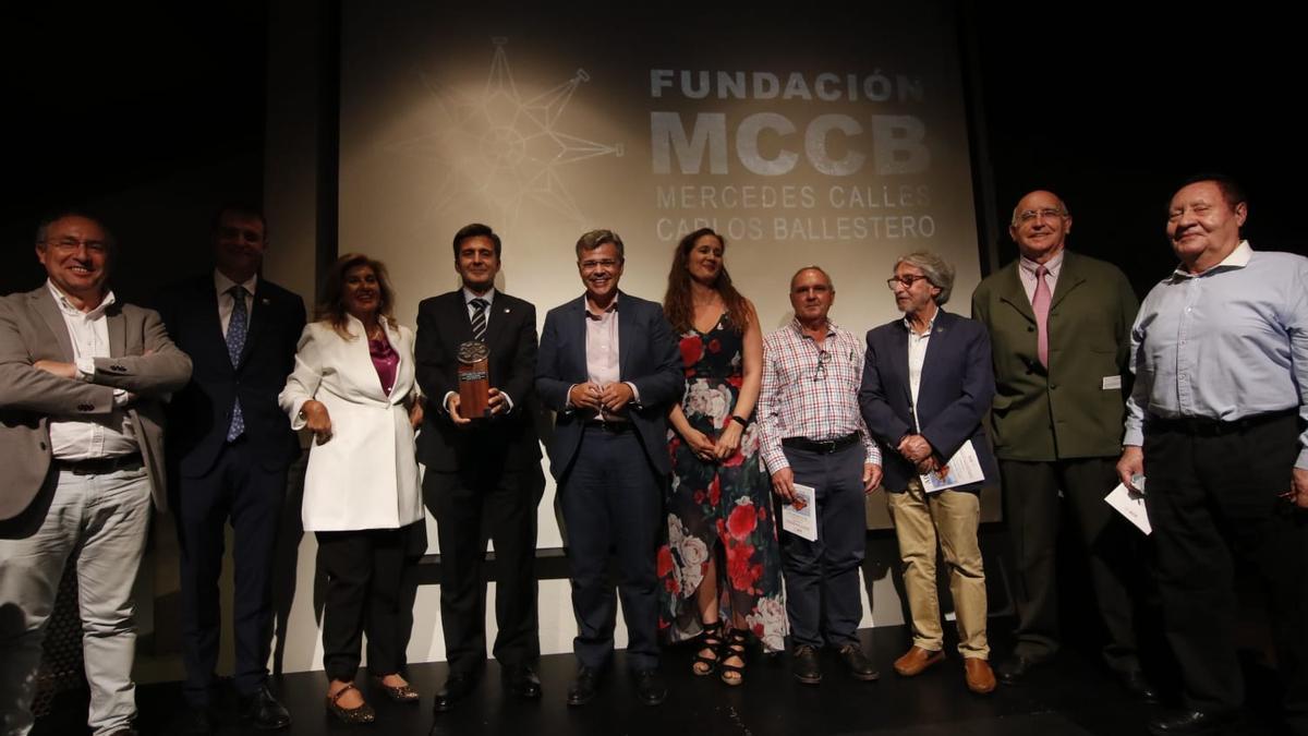 Foto del premiado junto a miembros del jurado y de la fundación.