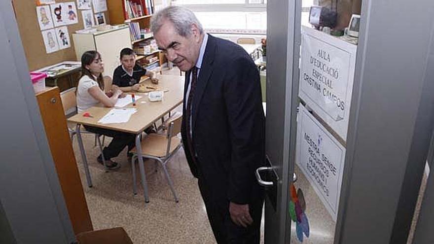 El conseller Ernest Maragall durant una visita a l&#039;escola Taialà, de Girona, al maig.