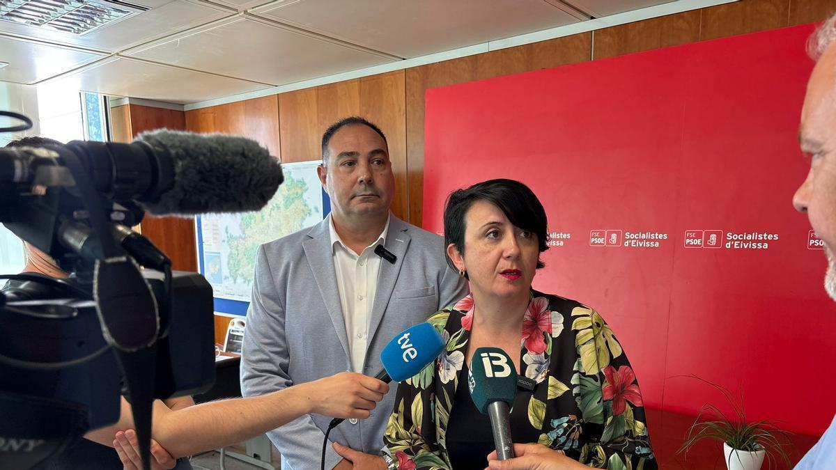 Elena López Bonet y Víctor Torres, durante la rueda de prensa que han ofrecido