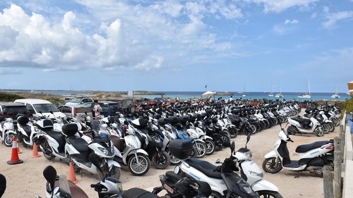Acumulación de motocicletas de alquiler en Formentera
