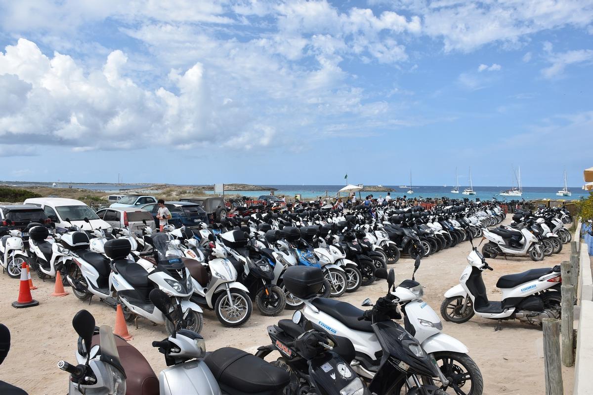 Motos estacionadas en Formentera