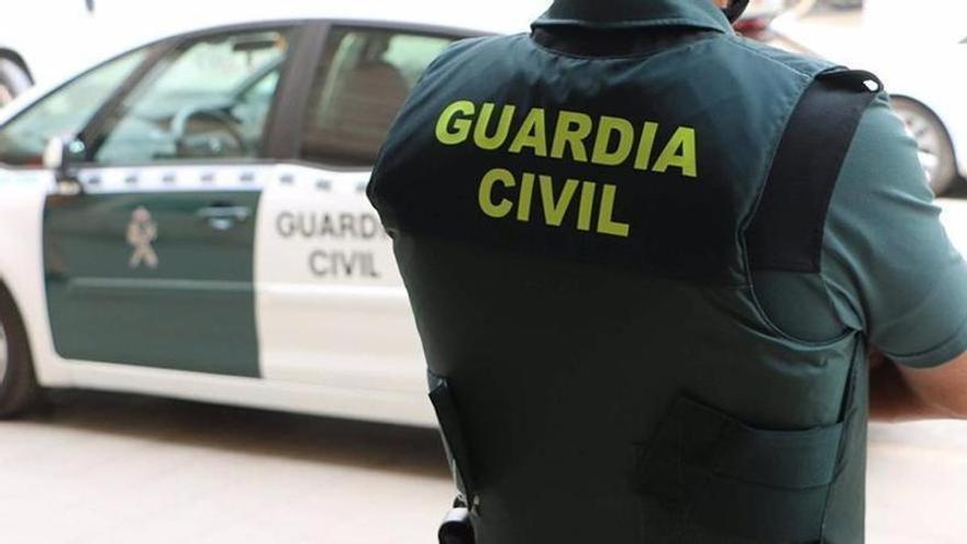 Dos heridos graves al chocar una moto con un coche en la carretera de Luanco