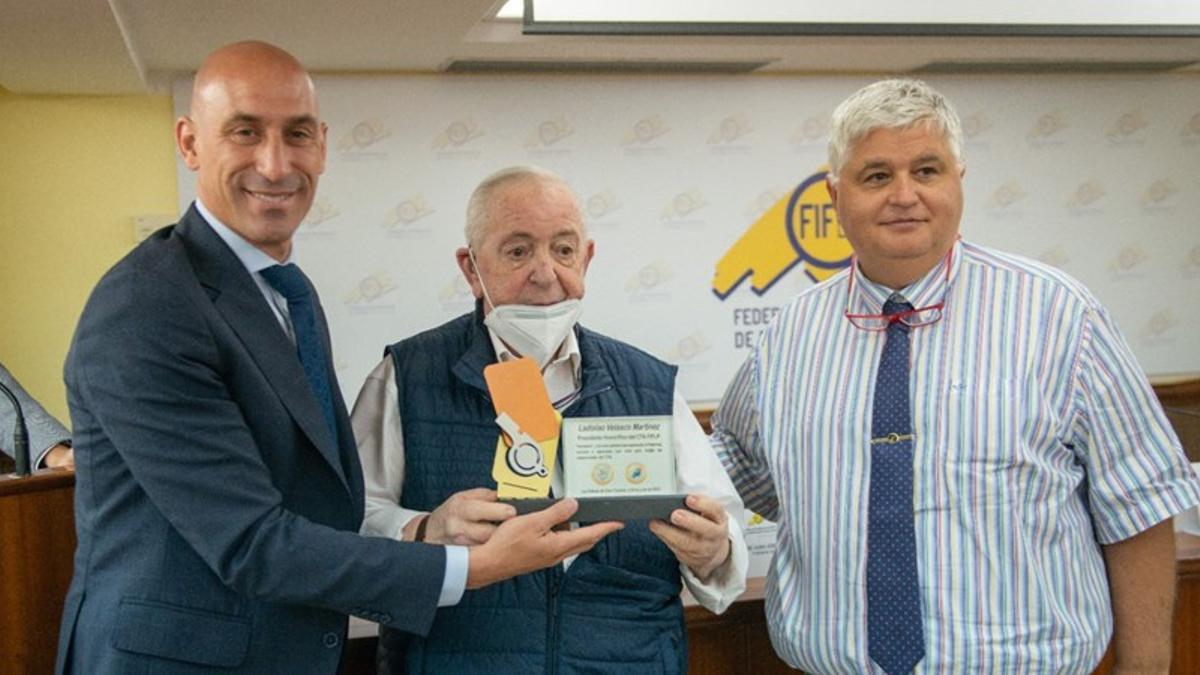 Luis Rubiales (izd.) junto a Ladislao Velasco (centro) y José Juan Arencibia en una imagen de archivo