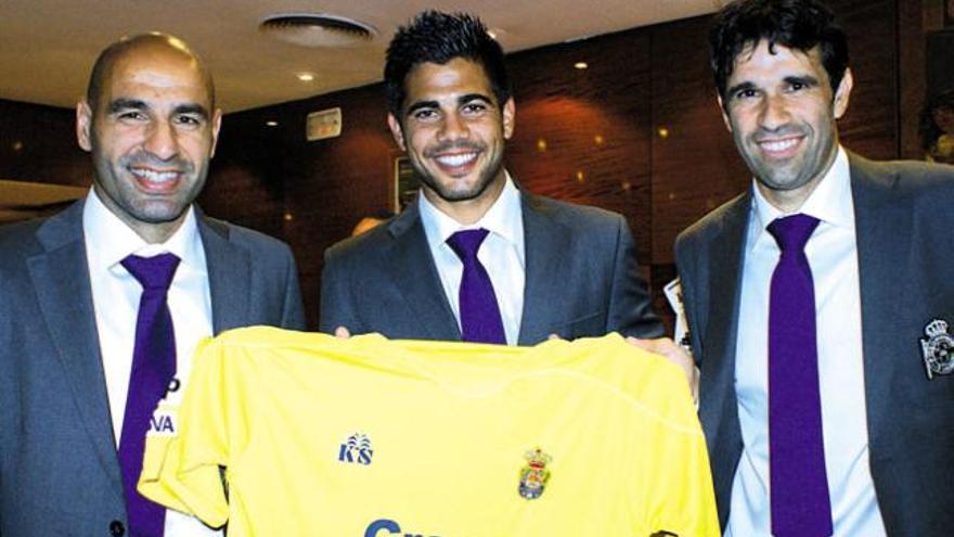 Manuel Pablo, Aythami Artiles (c) y Juan Carlos Valerón, en mayo de 2011, posan con una camiseta de la UD Las Palmas. | p. c.