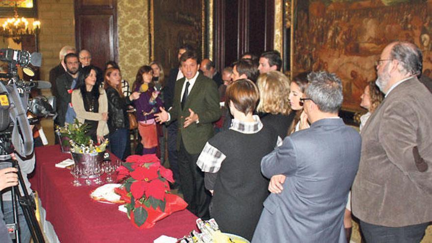 El alcalde y concejales del equipo de gobierno y la oposición felicitaron la navidad con Pep Lemon.