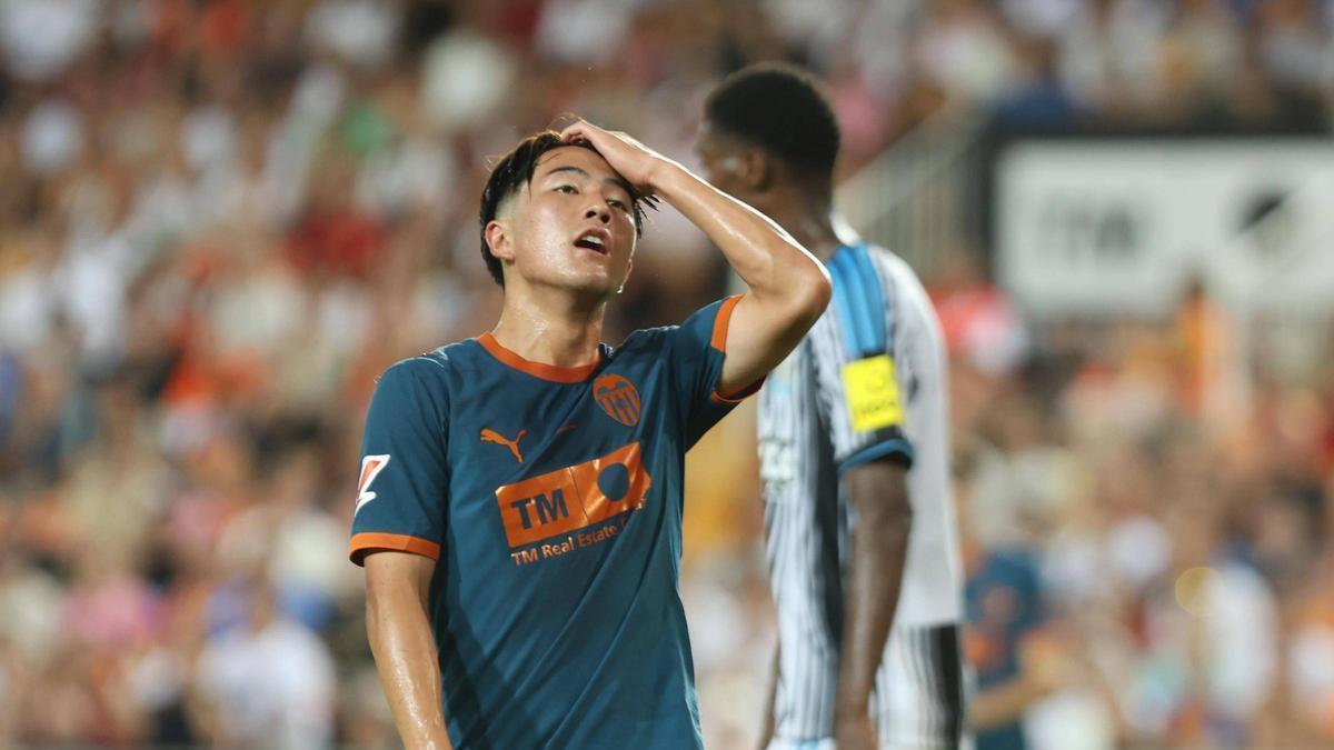 Un autolesivo Valencia CF pierde el último Trofeu Taronja de Mestalla (1-2)