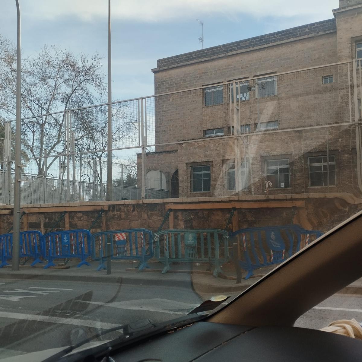 Muros del colegio Rei Jaume I completamente apuntalados.