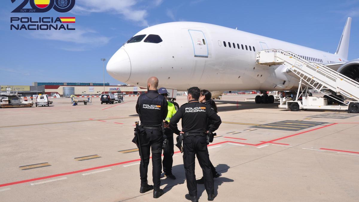 Agents amb un dels avions a Barajas preparat per expulsar multireincidents