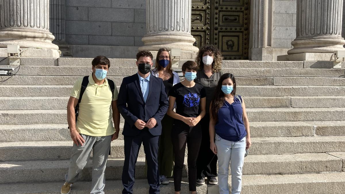 El portaveu d&#039;ERC al Congrés, Gabriel Rufián, i de la diputada Marta Rosique amb representants d&#039;associacions cannàbiques