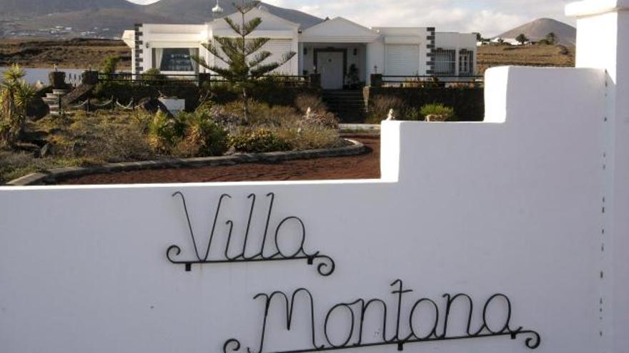 Vista de la vivienda del Camino del Pozo en el municipio de Tías, en Lanzarote, donde hoy ha sido hallada muerta una mujer británica de 75 años y en estado grave a su esposo de 77 años.