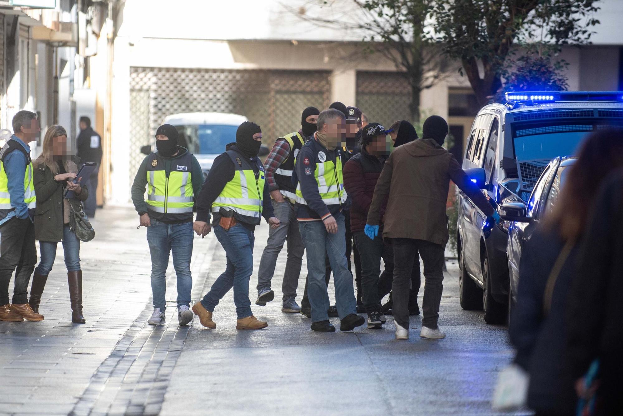 La Policía Nacional registra varios domicilios en A Coruña relacionados con el menudeo de drogas