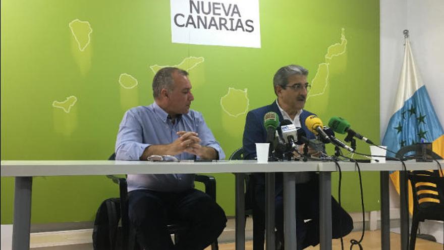 El coordinador Territorial de NC, Luis Campos, y el presidente de Nueva Canarias (NC), Román Rodríguez.