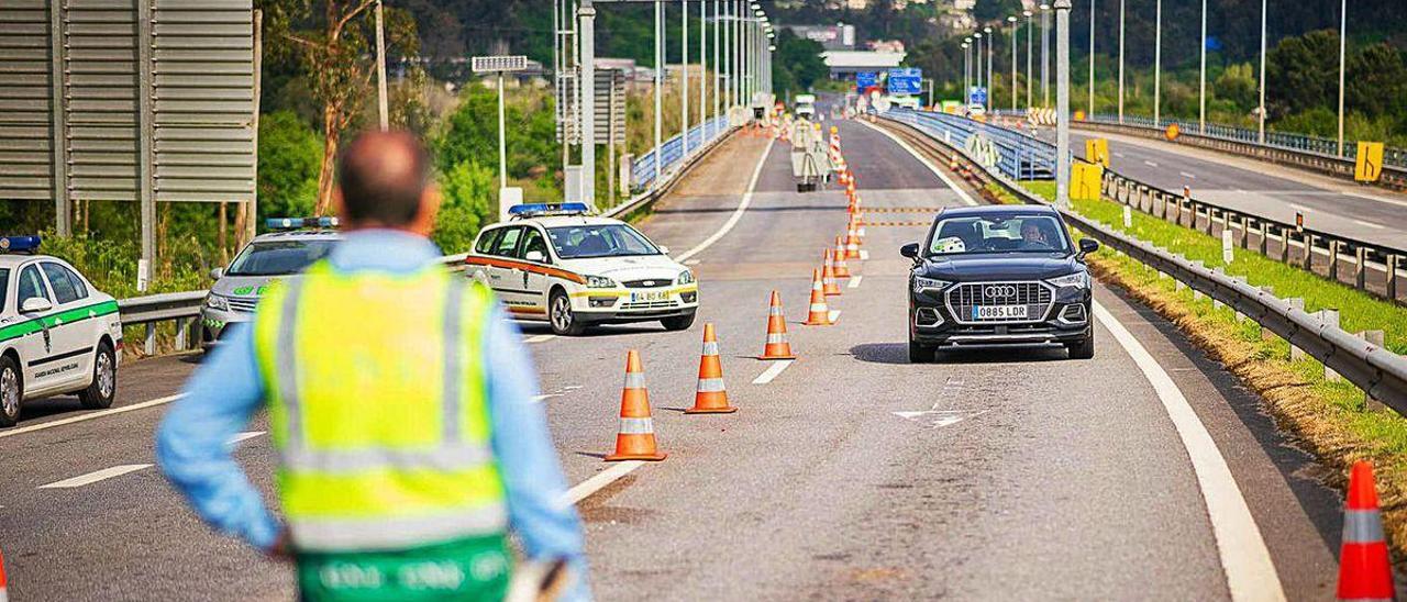 Control de las autoridades lusas en Valença, al inicio del estado de alarma.