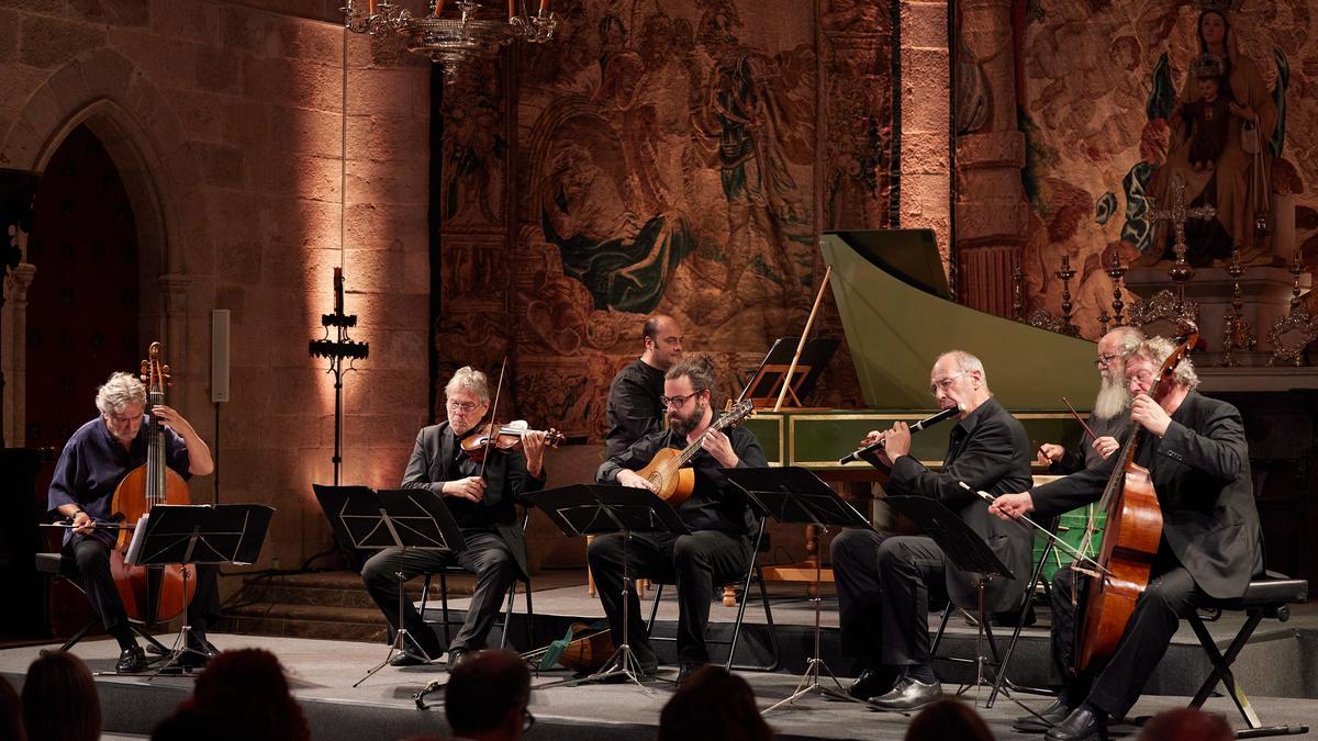 Jordi Savall, acompanyat de Le Concert des Nations, durant l'actuació al Festival Castell de Peralada 2023