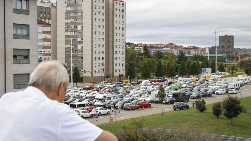 Un vecino observa el actual aparcamiento de la avenida de Portugal sobre el que se ejecutará el proyecto del parking disuasorio del Principado. | Pablo Solares