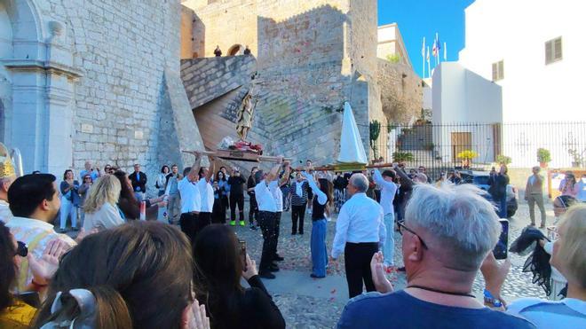Las imágenes del Santo Encuentro en la plaza de la Catedral de Dalt Vila