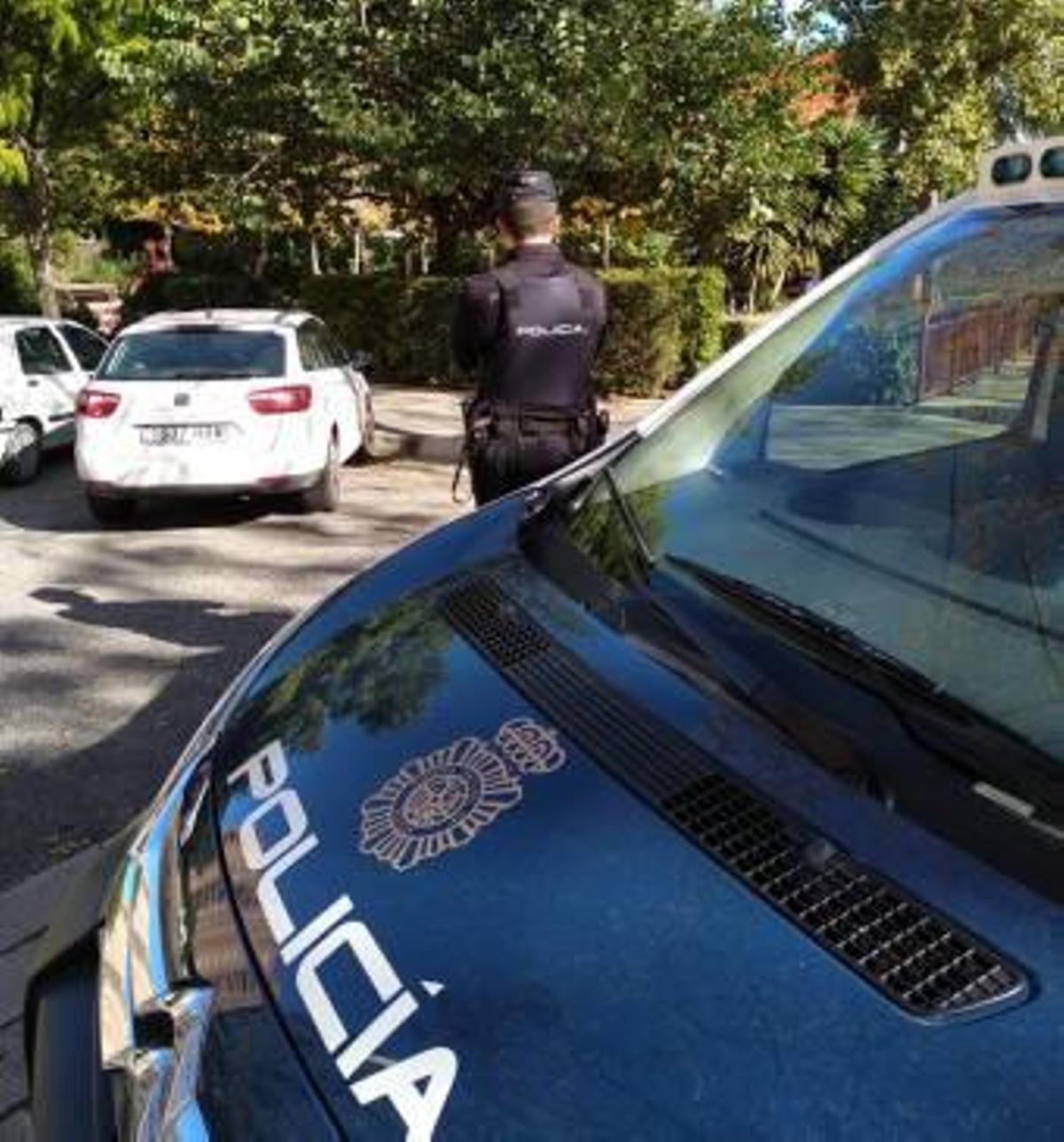 Un policía en la zona donde se realizó la detención.