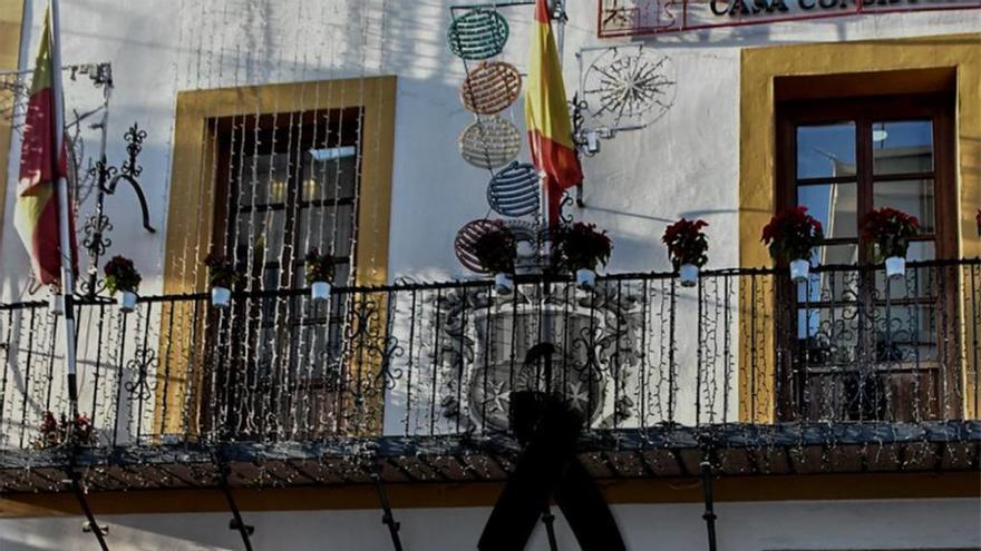 Antonio López Bravo (3º por la izquierda), junto a otros agentes del Cuerpo y la alcaldesa.