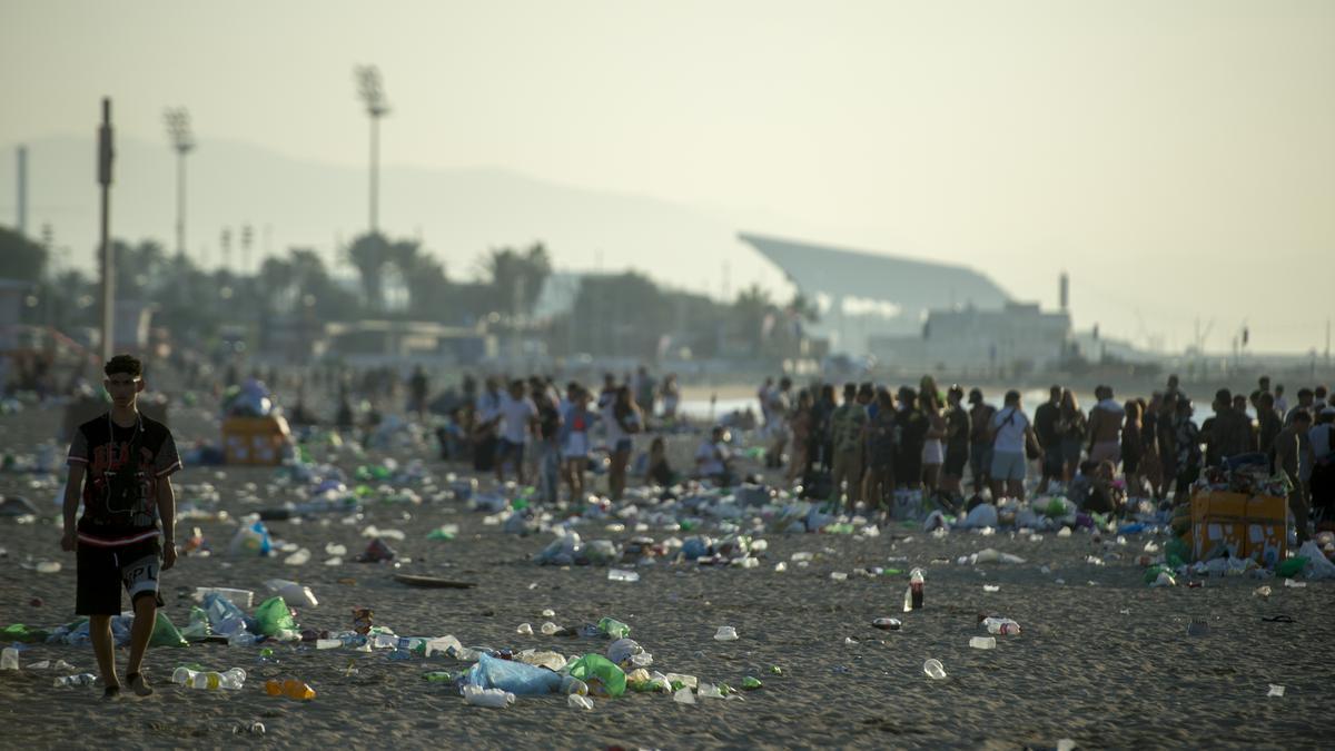 Desalojo y  limpieza de la playa de Nova Icaria tras la verbena de Sant Joan