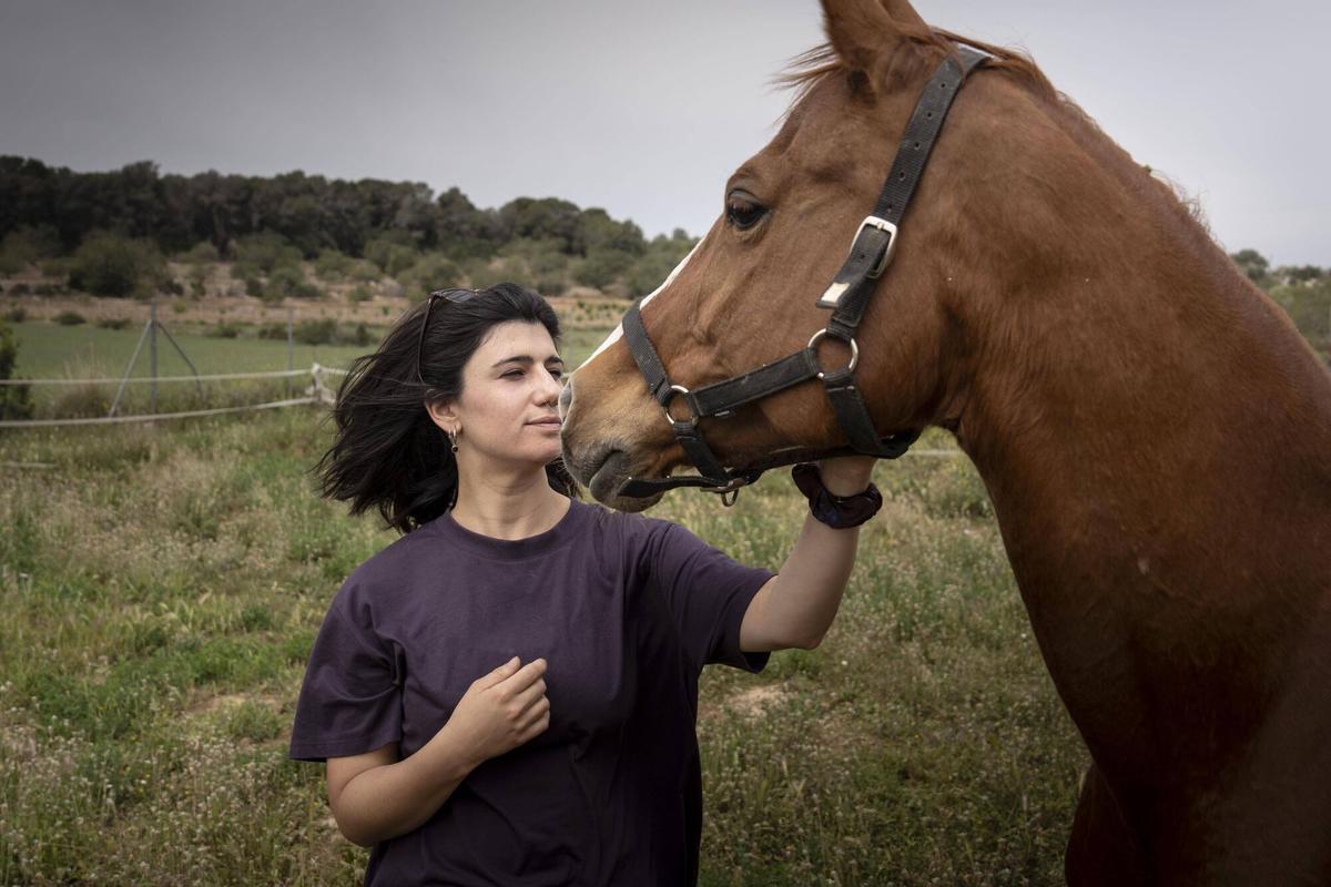 Torredembarra (Tarragona) 01/05/2025 Reportaje sobre terapias con caballos NEC Natural Equine Connexion en Torredembarra En la foto, Paula Querol Fotografía de Ferran Nadeu