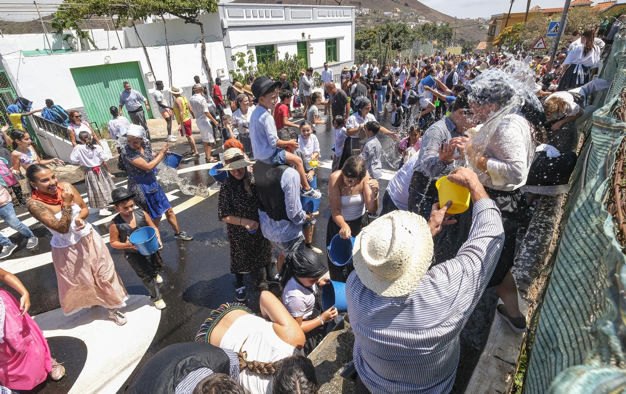 Traída del agua infantil en Lomo Magullo