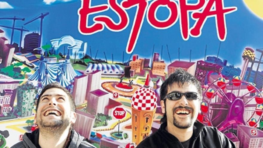 David y Jose Muñoz, Estopa, ante el mapa de Cornellá que aparece en la portada de su disco.