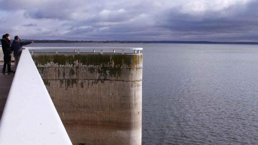 Un grupo de personas observa el embalse de Almendra durante la mañana de ayer.