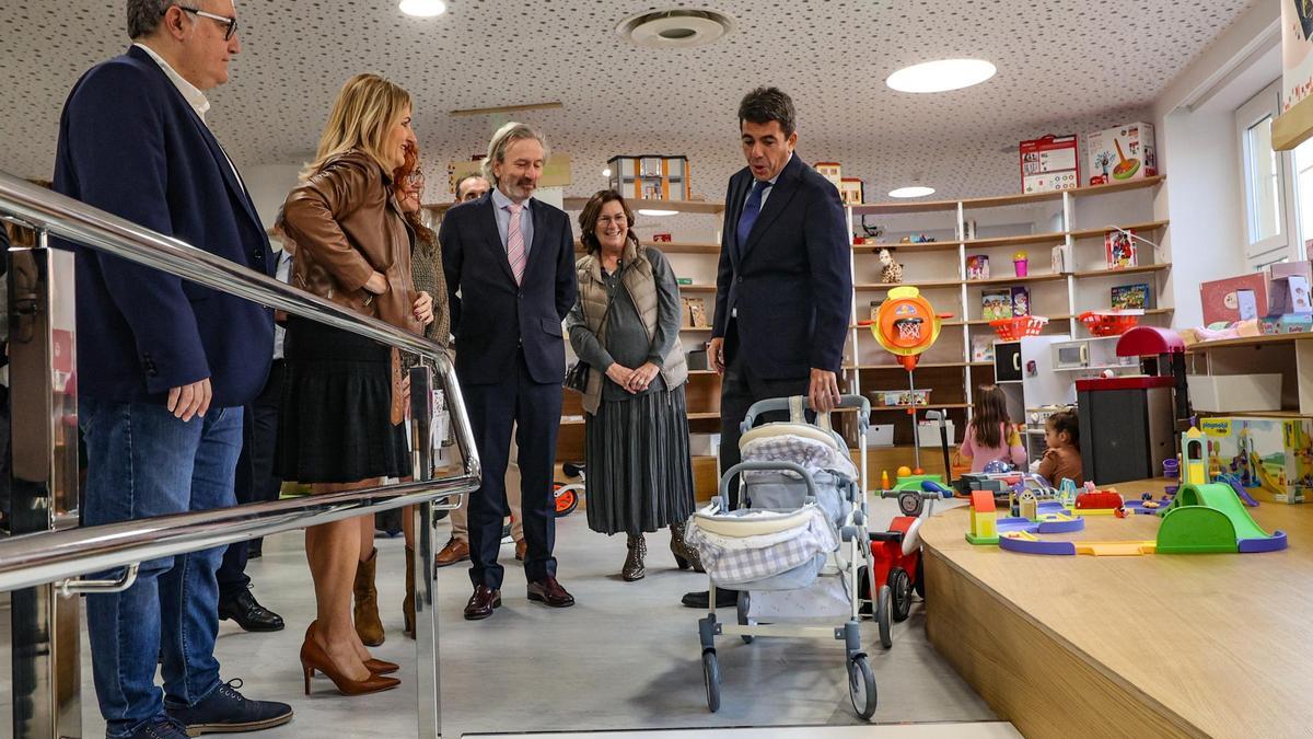 El president Carlos Mazón, en su visita al Instituto Tecnológico de Producto Infantil y Ocio.