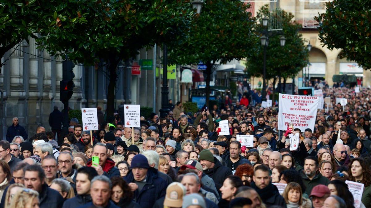 VÍDEO: Miles de autónomos se manifiestan en Oviedo por las pésimas condiciones laborales que sufren: "No podemos más"