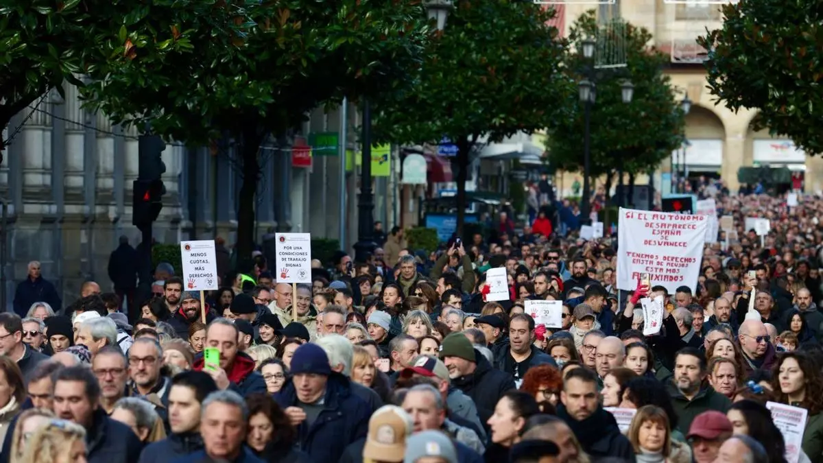 VÍDEO: Miles de autónomos se manifiestan en Oviedo por las pésimas condiciones laborales que sufren: "No podemos más"