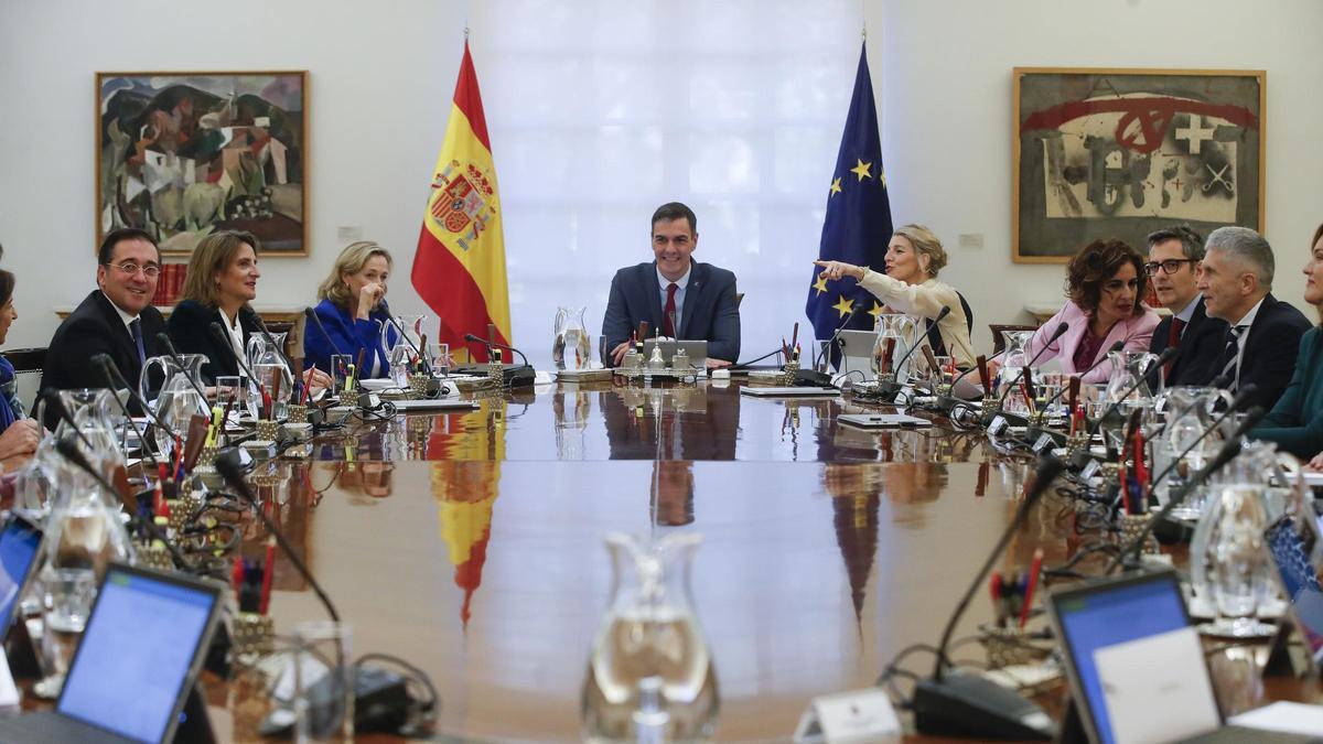 Primera reunión del Consejo de Ministros.