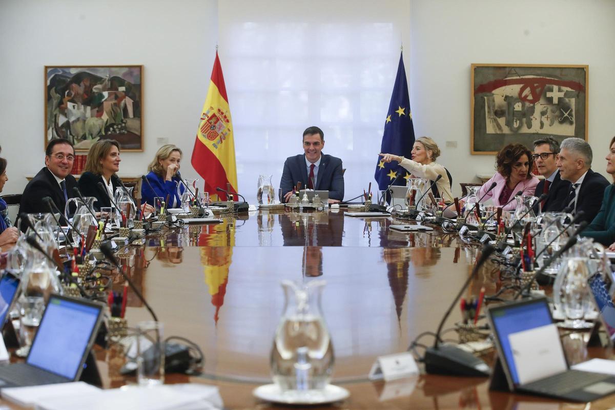 Primera reunión del Consejo de Ministros.