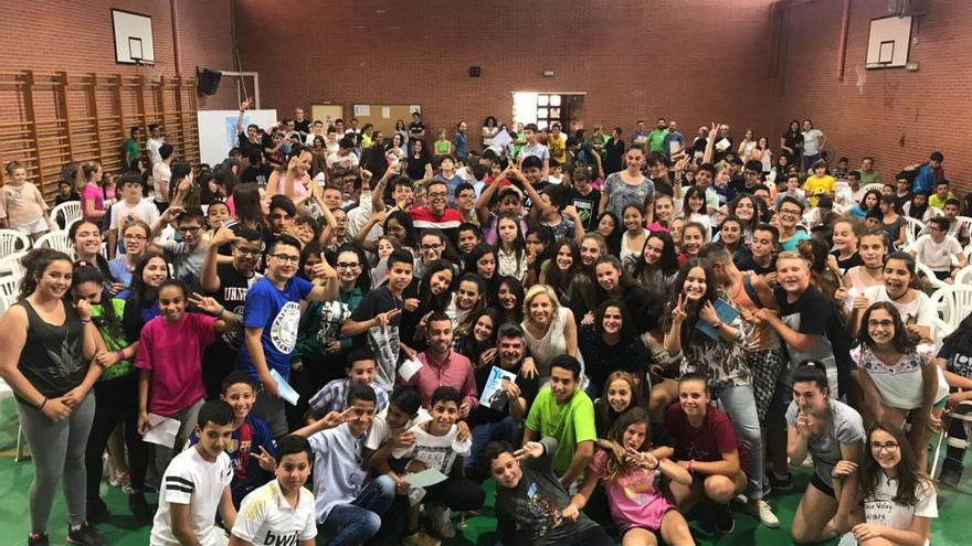 El actor Nacho Guerrero, con numerosos alumnos que participaron en el encuentro