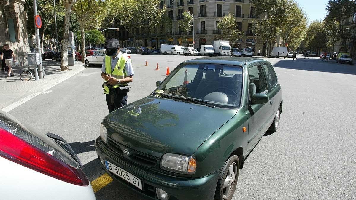 Policía multando a un vehículo.