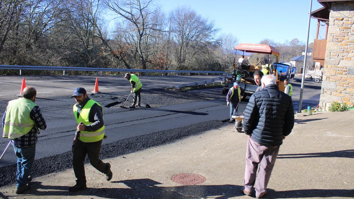 Obras de asfaltado en Palacios de Sanabria