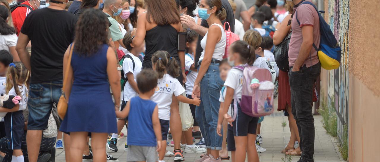 Una de las entradas principales al Iberia con padres y alumnos juntos, a la espera de que se inicie la entrada con el protocolo anticovid.