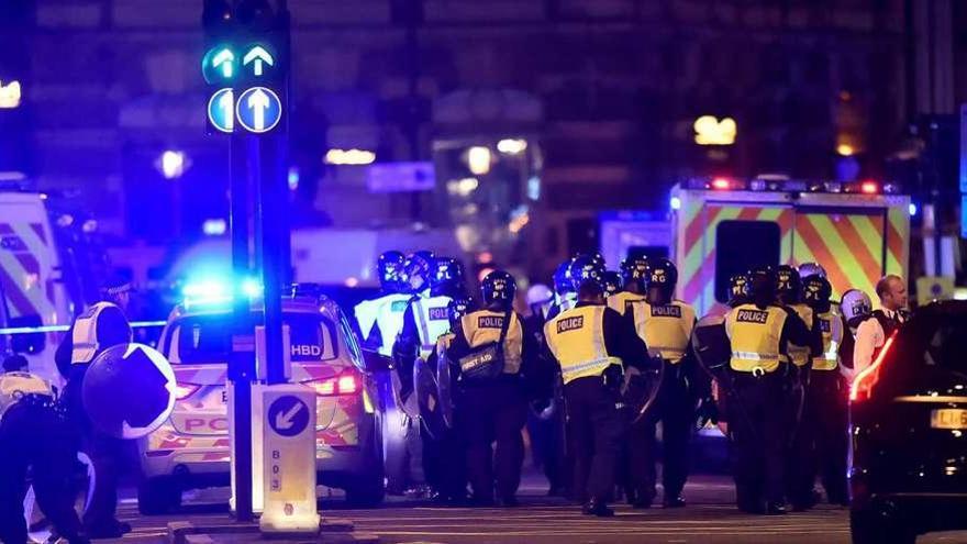 Policías y servicios de emergencias, en las inmediaciones del ya acordonado puente donde ocurrió uno de los ataques. // Reuters