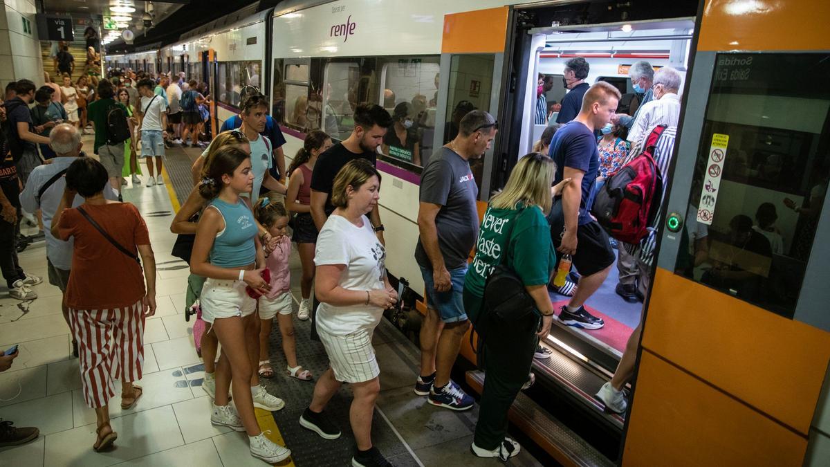 Pasajeros subiendo al tren de la línea R1, en la estación de Plaça Catalunya.