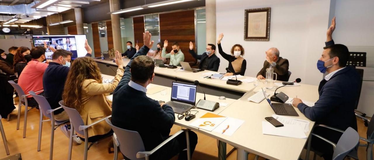 El alcalde, Marcos Serra, a la derecha, ayer, durante el pleno de Sant Antoni. | J. A. RIERA