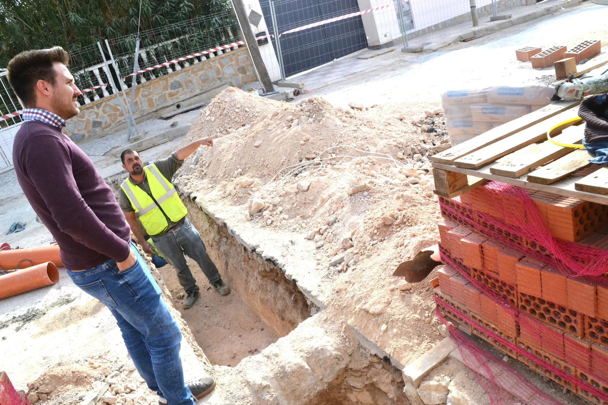 El concejal de Obras y Servicios de Rojales, Jesús Martínez, ha visitado las obras este martes.