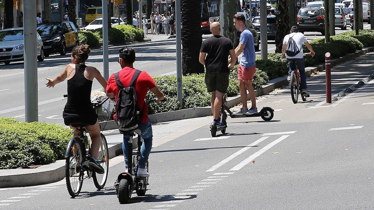 Bicis y patinetes eléctricos, compartiendo carril en la Diagonal. / RICARD CUGAT
