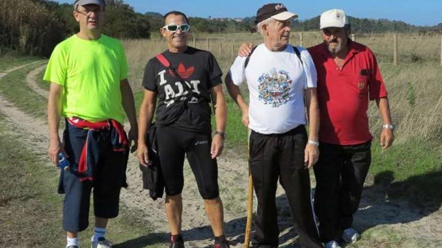 Participantes en una ruta organizada por la concejalía de Deportes.  // Muñiz