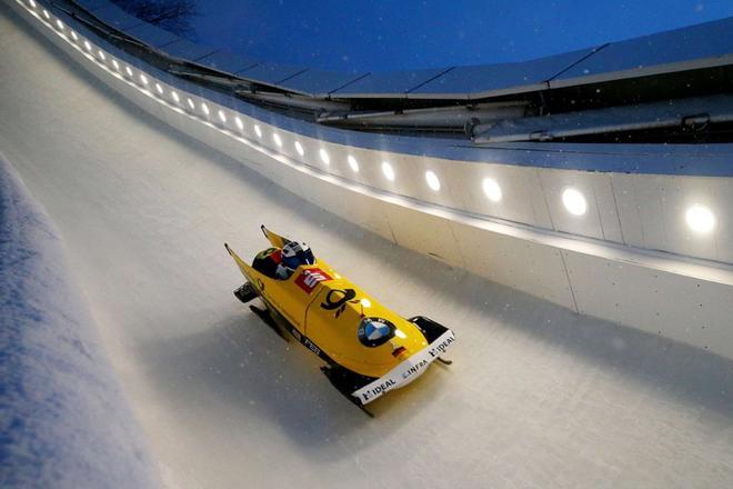 Francesco Friedrich y Thorsten Margis de Alemania compiten en la segunda ronda de la carrera de bobsleigh a dos de la Copa del Mundo de Bobsleigh y Skeleton en la Mount Van Hoevenberg Olympic Bobsled Run en Lake Placid, Nueva York