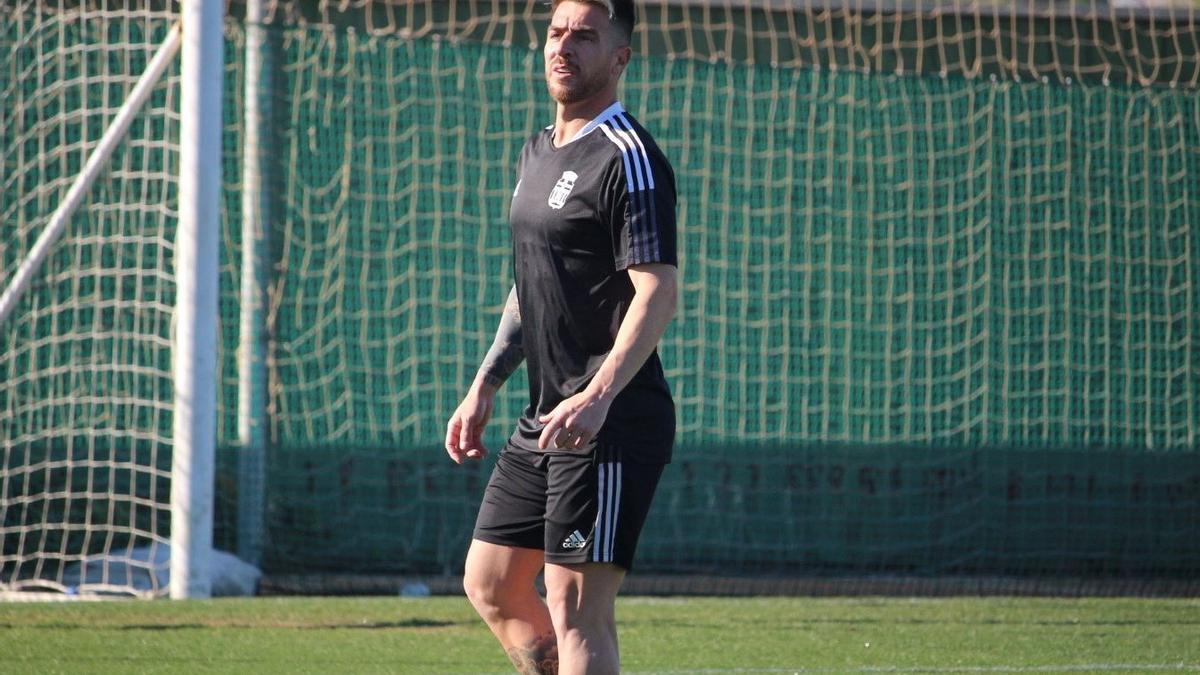 Buffarini, nuevo fichaje del FC Cartagena, ayer durante el entrenamiento.   | PRENSA FC CARTAGENA