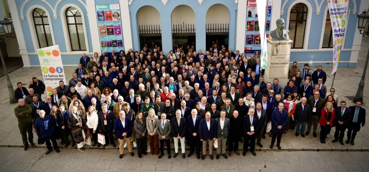 Fotografía de familia de los participantes en el VI Congreso de Cooperativas Agroalimentarias de Castilla y León, a las puertas del Ramos Carrión. 